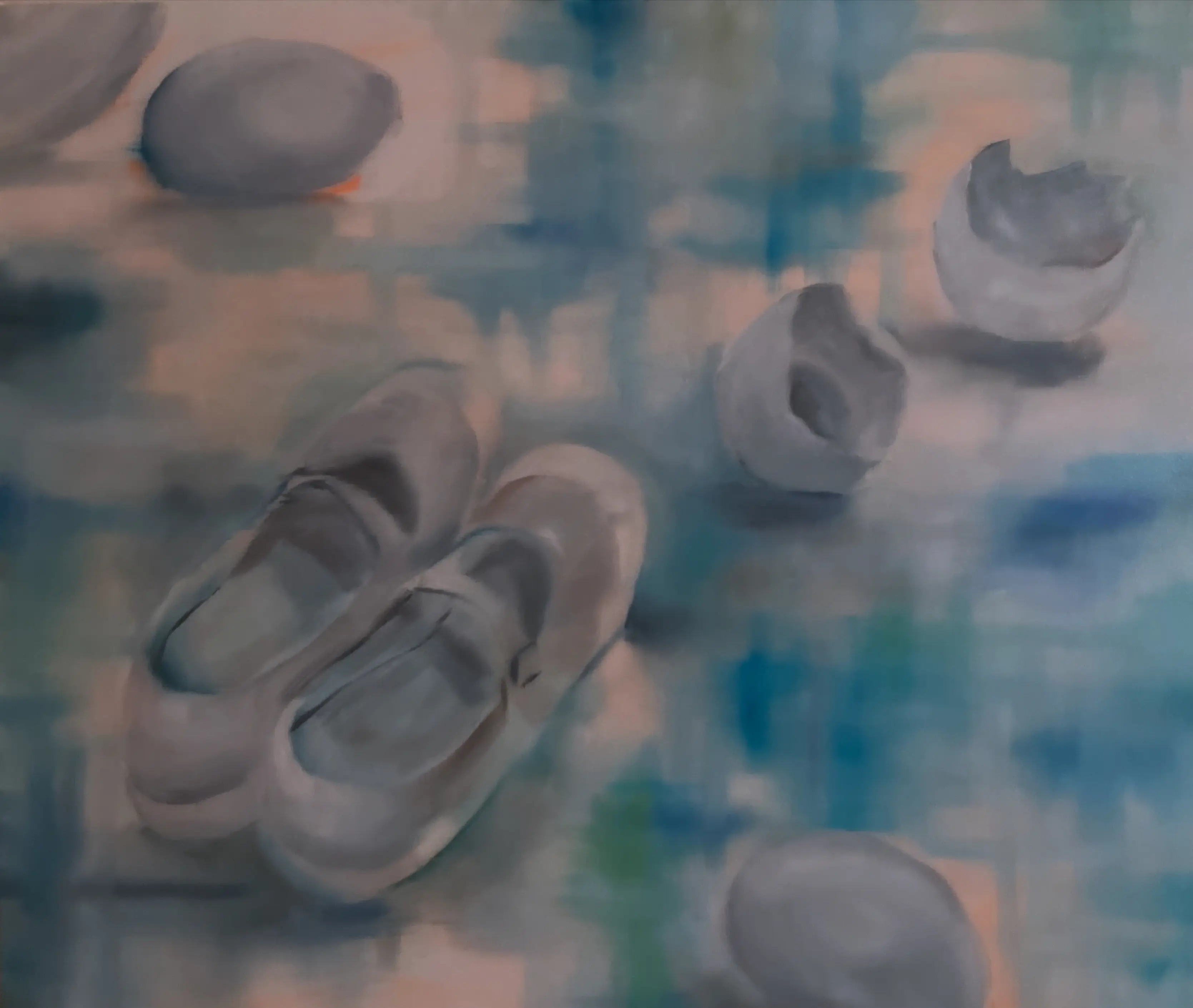 複数のたまごや、たまごの殻、誰も履いていない靴が油絵具で描かれている絵画